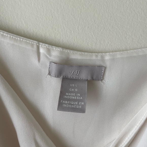 ❤️SOLD OFF PM❤️ H&M White Tank Top Size L - Picture 2 of 3